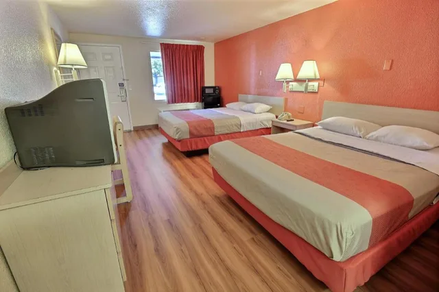 غرفة بسريرين مزدوجين، Motel6 Salina, KS 2/10