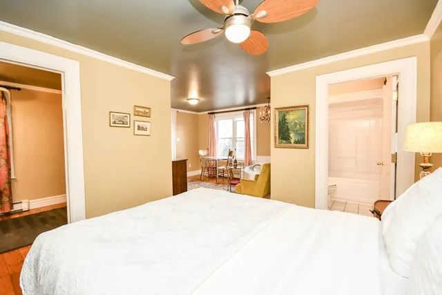 Retreat, Deluxe, Suite, Queen Bed, Surf Side, Sofa، Surfside Inn 2/10