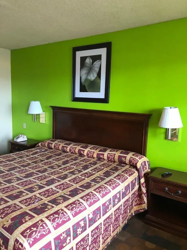 غرفة قياسية بسرير كينج للمدخنين، Travel Inn Motel 4/8