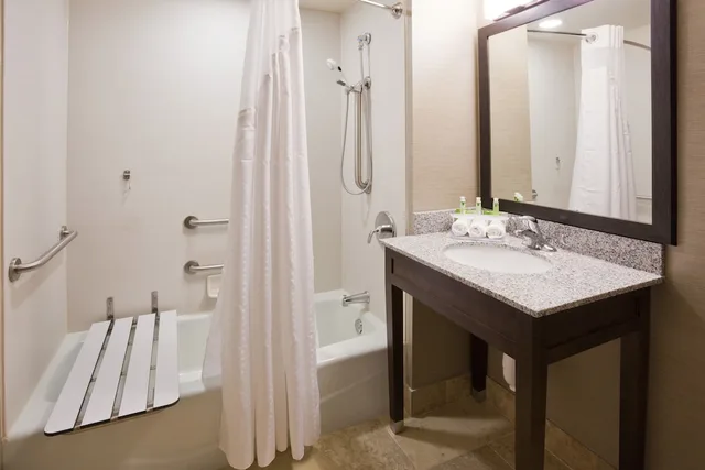 جناح بسريرين كوين لذوي الإعاقة، Holiday Inn Express Suites Willmar 2/2
