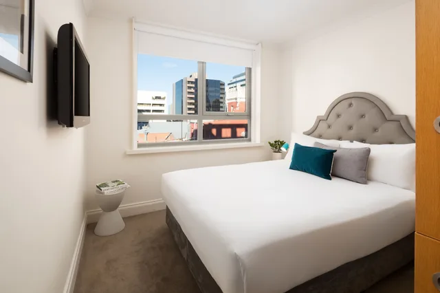 Petite Queen.، Pensione Hotel Perth 2/6