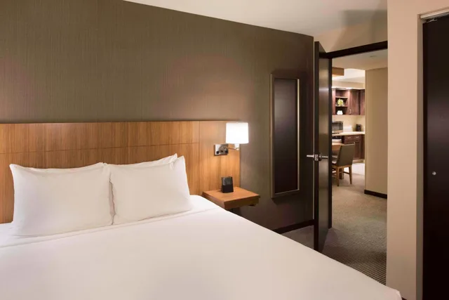 جناح بسرير كينج بغرفة نوم واحدة مع أريكة، Hyatt Place Cleveland Westlake Crocker Park 1/3