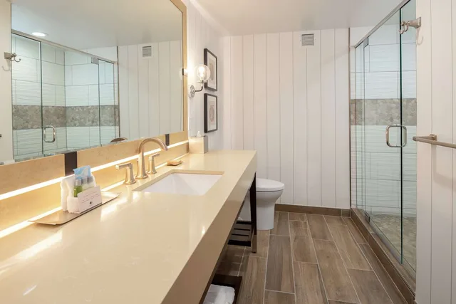 غرفة بسرير كينج، Edgewater Missoula, Tapestry Collection by Hilton 4/4