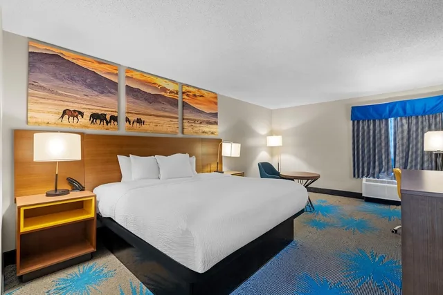 غرفة قياسية بسرير كينج للمدخنين، Days Inn Suites By Wyndham Ridgeland 2/7