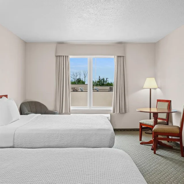 غرفة بسرير كينج وسريرين كوين، Days Inn & Suites by Wyndham Winkler 6/10