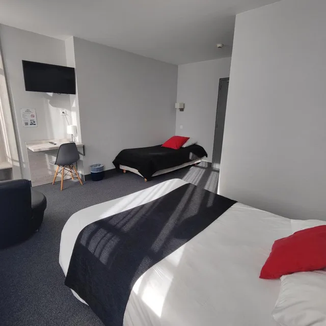 غرفة ثلاثية بسرير كوين وسرير فردي، Brit Hotel Suisse Et Bordeaux 7/10