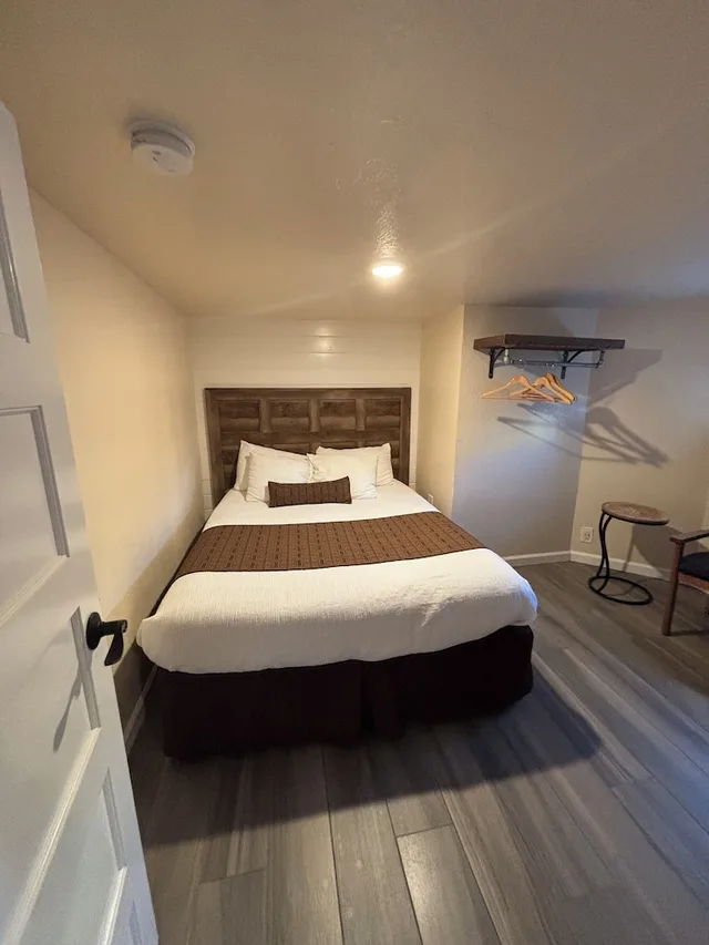 Room, Queen and Twin Beds, River Front, Sofa, Ground Floor، Capitola Venetian Hotel 1/7