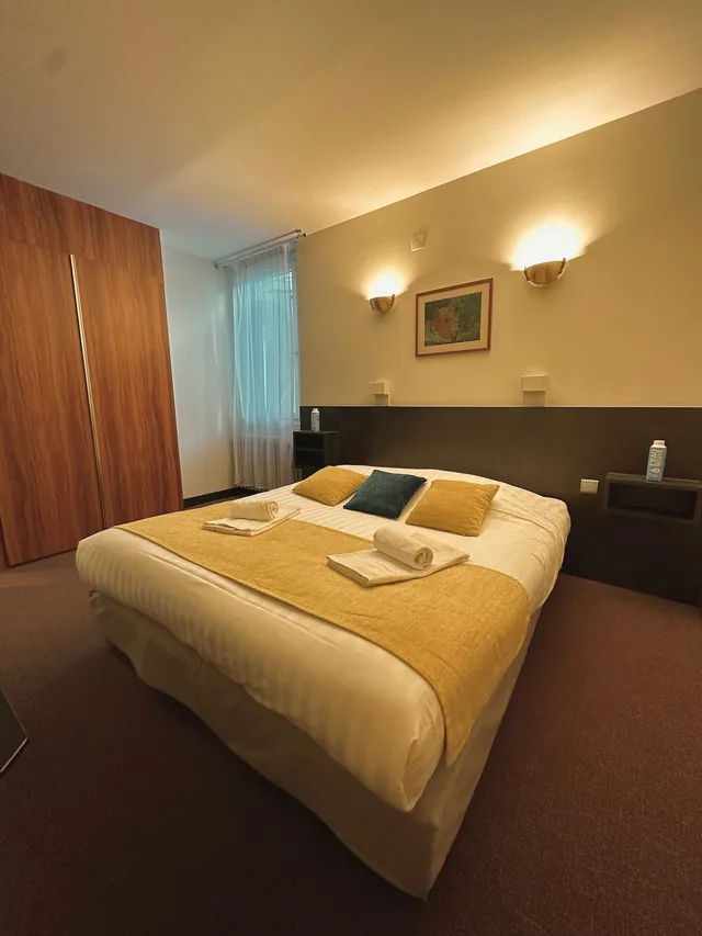 غرفة بسرير كوين، HOTEL LE LION D'OR 3/10