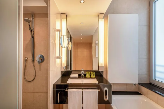 جناح تنفيذي بسرير كينج، Four Points by Sheraton Munich Arabellapark 4/4