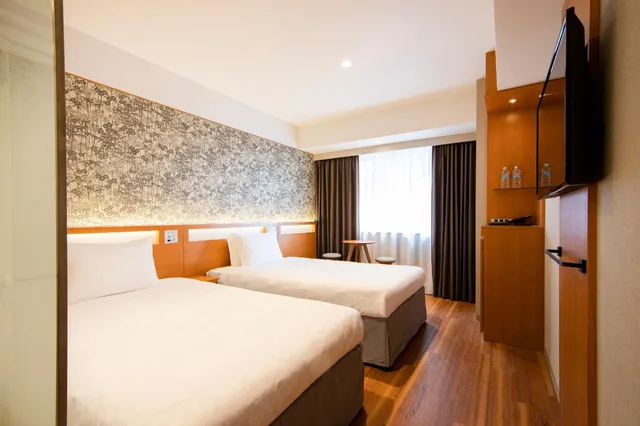 غرفة قياسية بسريرين منفصلين مع سرير إضافي، Karaksa Hotel Grande Shin-Osaka Tower 2/3
