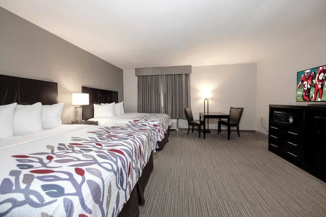 غرفة ديلوكس بسريرين كوين بإطلالة على البحيرة، Red Roof Inn & Suites Newburgh - Stewart Airport/ West Point 2/8