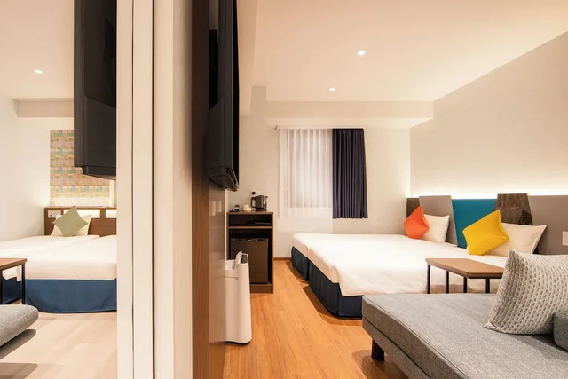 غرفة متصلة بأربعة أسرّة، Karaksa Hotel Colors Tokyo Yaesu 1/4