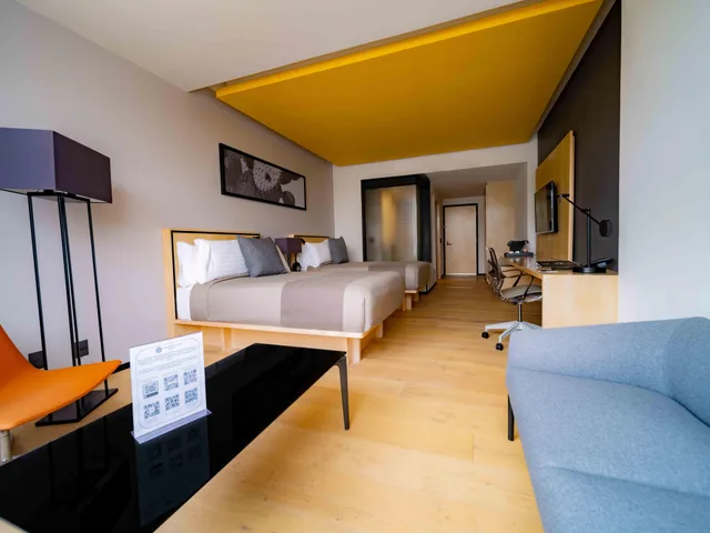 Superior, Double Bed, Street View، Galeria Plaza San Jeronimo 2/4