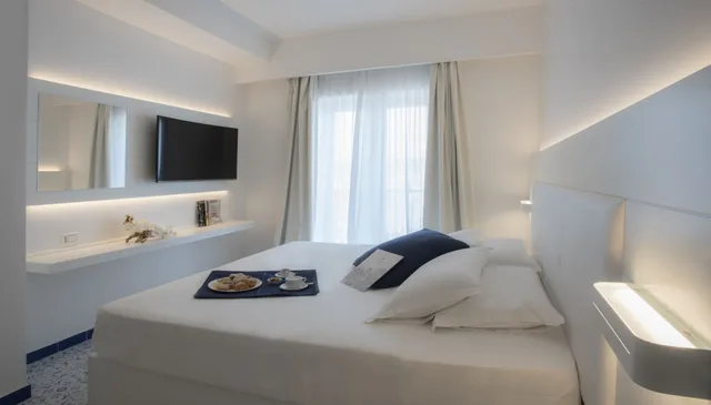 جناح جونيور بسرير مزدوج بإطلالة جزئية على البحر، Lloyd's Baia Hotel 4/8