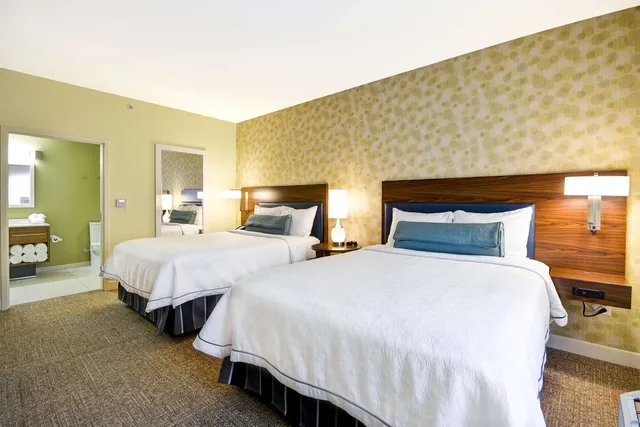 جناح بسرير كوين بحوض استحمام لذوي الإعاقة، Home2 Suites By Hilton Dallas Addison 1/4