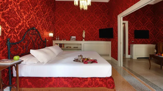 جناح جونيور بسرير كوين، Hotel Locarno 1/6