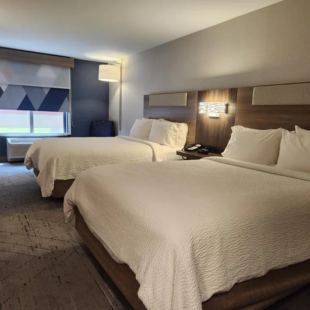 غرفة قياسية بسريرين كوين بحوض استحمام لذوي الإعاقة، Holiday Inn Express Hotel Suites Crawfordsville 2/4