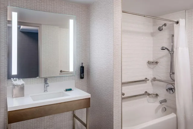 جناح بسرير كينج، DoubleTree by Hilton Chicago - North Shore Conference Center 3/4