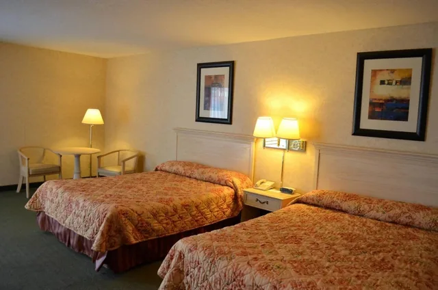 Deluxe, 2 Queen Beds, Patio, Courtyard Area، Court Plaza Inn & Suites 1/6