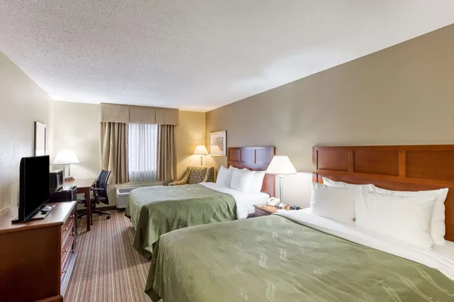 غرفة قياسية بسريرين كوين، Quality Inn Athens, OH 2/5