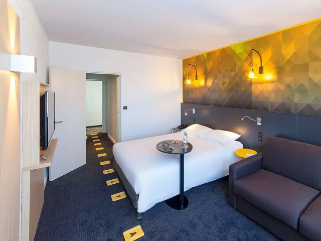 غرفة بسرير مزدوج مع أريكة، ibis Styles Poitiers Nord 2/6