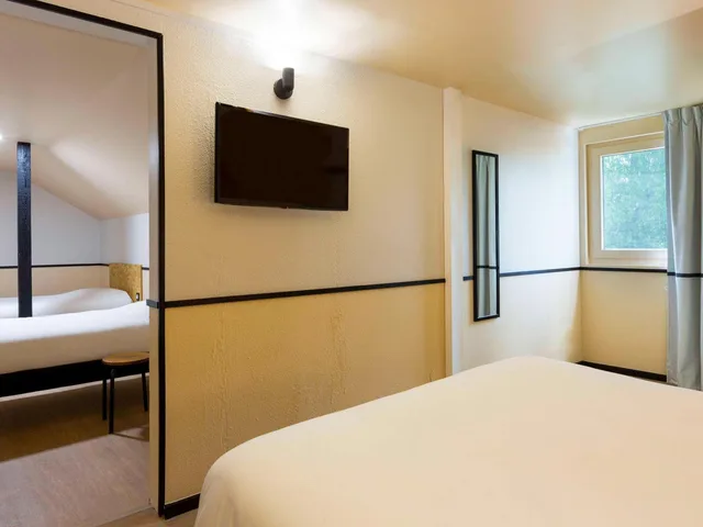 Pop, 1 Double and 1 Single Bed، Greet Hotel Villeneuve La Garenne 4/10