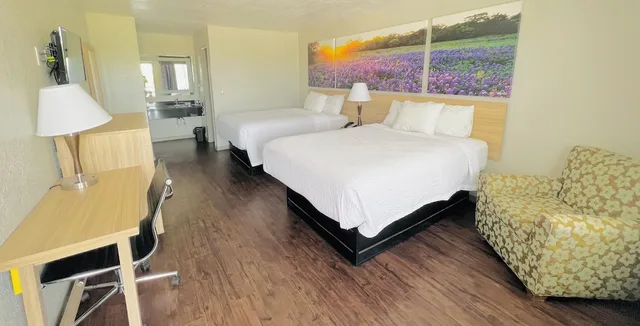 Deluxe, 2 Queen Beds, Days Inn By Wyndham Canton 9/10