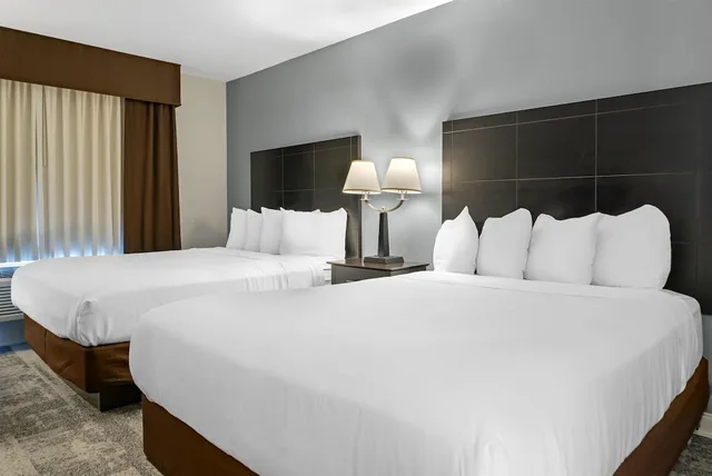 شقة بسريرين كوين بغرفتي نوم مع أريكة بمنطقة جلوس بمطبخ، Best Western Lakewinds 2/11