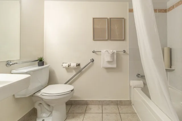 جناح بسريرين كوين، Hotel Faubourg Montreal 5/10