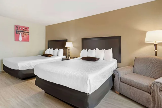 غرفة قياسية بسريرين كينج مع أريكة لذوي الإعاقة، Best Western Green Bay Inn Conference Center 2/3
