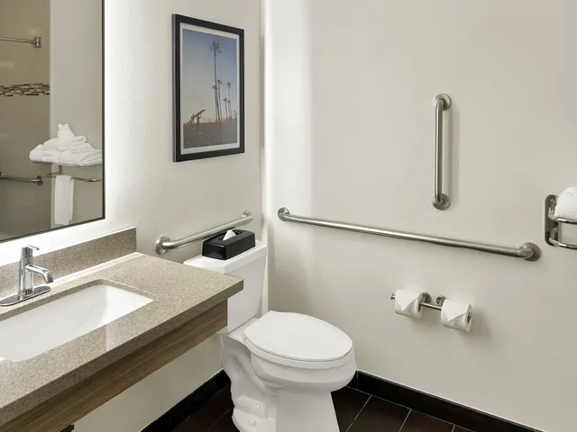 غرفة بسرير كينج لذوي الإعاقة، Holiday Inn Express Hotel Suites Carpinteria 4/10