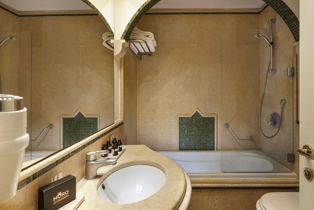 Deluxe, Queen Bed, Romano Palace 5/5