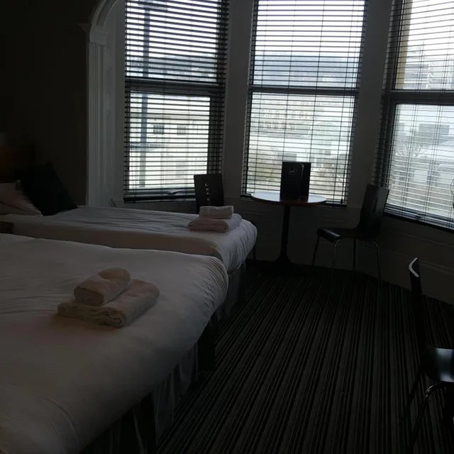 غرفة عائلية، The York Hotel 9/10