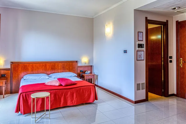 غرفة قياسية بسرير كوين، Le Torri Hotel 2/7