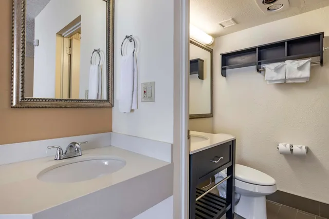 جناح بسرير كينج بشرفة مع أريكة بمنطقة جلوس في الطابق الأرضي، Best Western Plus Thousand Oaks Inn 3/3