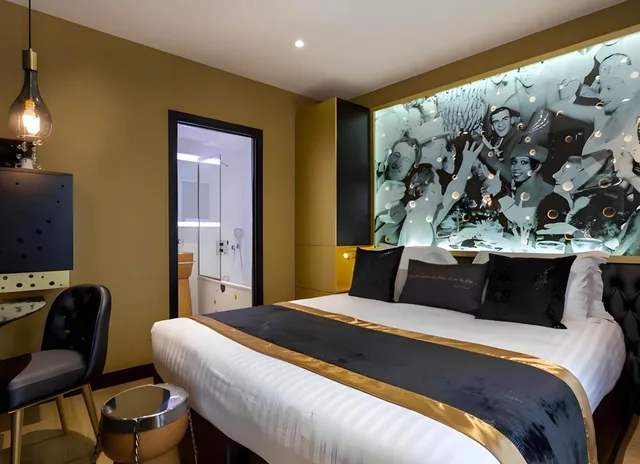 غرفة سوبيريور بسرير كوين وسريرين منفصلين، Les Bulles de Paris Hotel 3/3