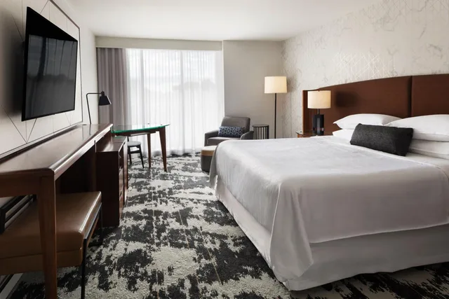 Executive, King Bed, Club Floor، SHERATON VANCOUVER AIRPORT HOTEL 1/4