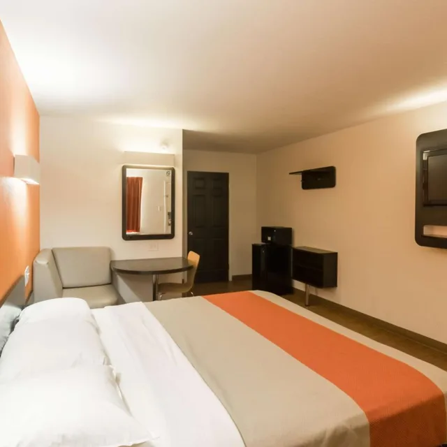 1 King Bed Mobility Accessible Tub, Nsmk، Motel6 Wichita Falls, TX - North 2/10