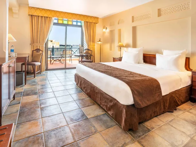 غرفة سوبيريور بسرير كينج بإطلالة على الشاطئ بشرفة، Novotel Al Dana Resort 8/10