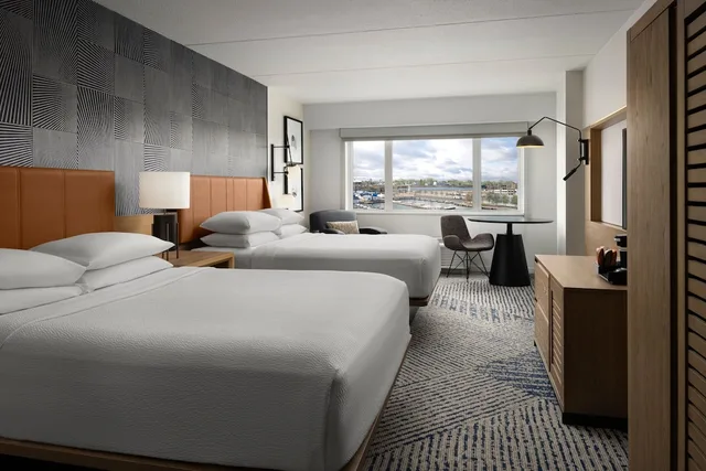 غرفة كلوب بسريرين كوين بإطلالة على المرسى لذوي الإعاقة، Sheraton Erie Bayfront Hotel 1/4