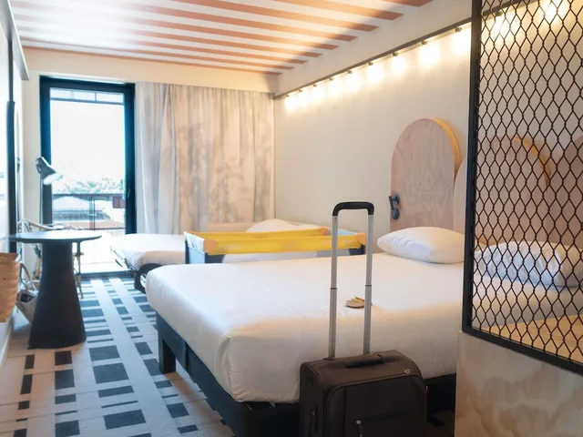 غرفة عائلية بسرير مزدوج مع أريكة، ibis Styles Montauban 9/10