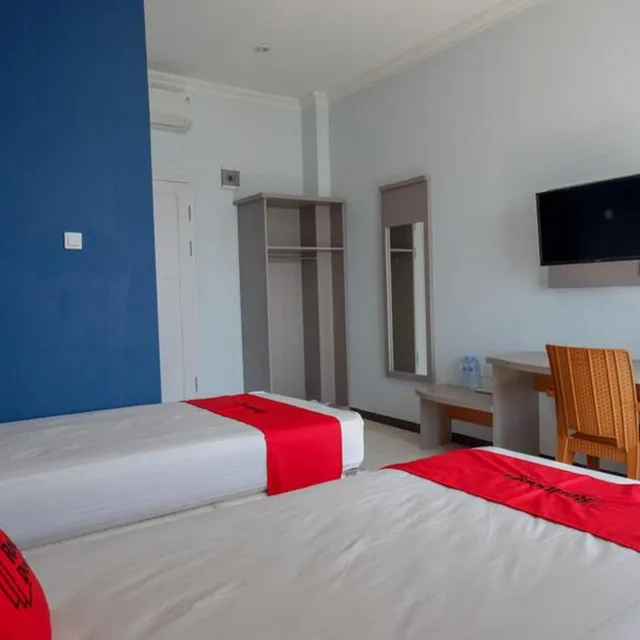 غرفة ديلوكس بسريرين منفصلين، RedDoorz Plus Syariah @ Hotel Boulevard Luwuk 3/10