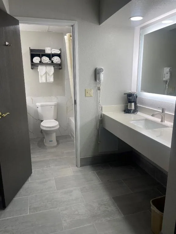 جناح بسرير كينج بغرفتين مع أريكة، HomeTown Inn and Suites Belle Plaine 2/2