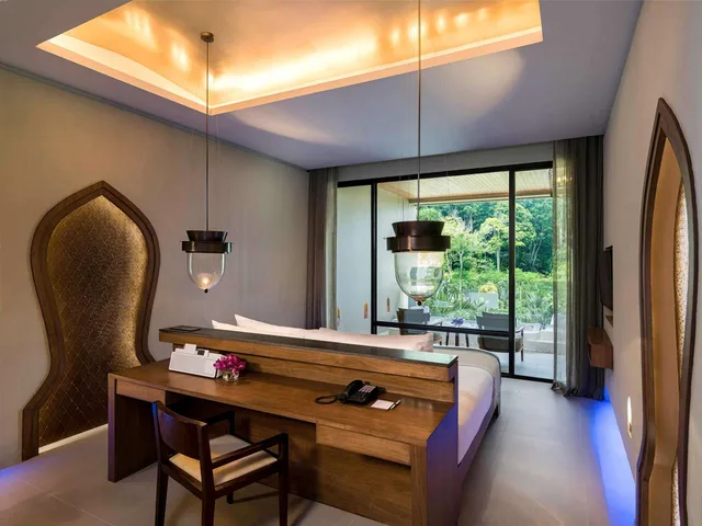 غرفة بريميير بسرير كينج بجاكوزي، Avista Hideaway Phuket Patong MGallery 6/10