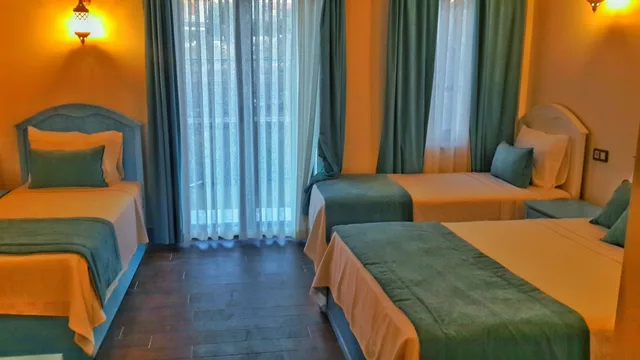 غرفة عائلية رباعية بسرير كوين وسريرين منفصلين بغرفة نوم واحدة، Cunda Rota Hotel 3/5