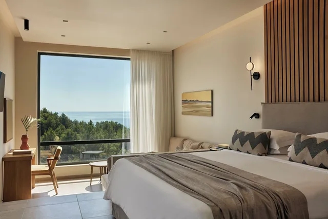 جناح ديلوكس بسريرين منفصلين بإطلالة على البحر مع أريكة بمسبح خاص، Celestial All Suites - Adults Only 2/5