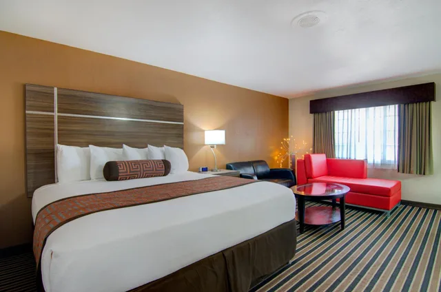 غرفة بسرير كينج، WESTBRIDGE INN AND SUITES 1/1
