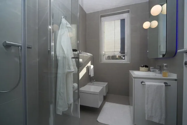 2 Bedrooms, Design, Apartment, Double and Twin Beds, Partial Lake View, Garden Area، Golfo Gabella 6/9