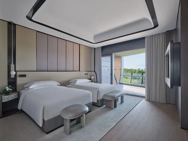 غرفة كلاسيكية بسريرين مزدوجين بشرفة، InterContinental Shanghai Harbour City 1/4