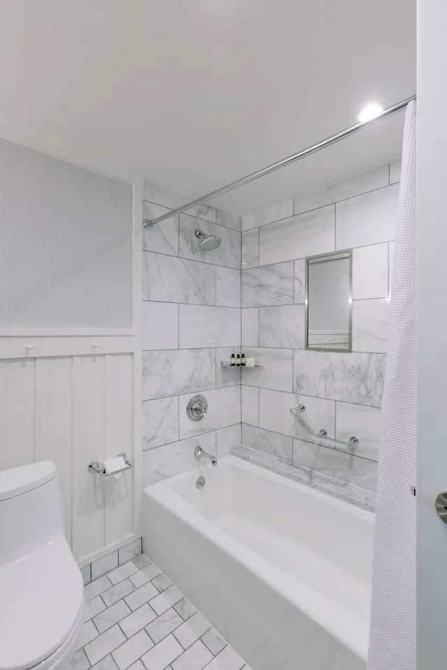 غرفة بسريرين مزدوجين لذوي الإعاقة، The Charles Hotel 3/5